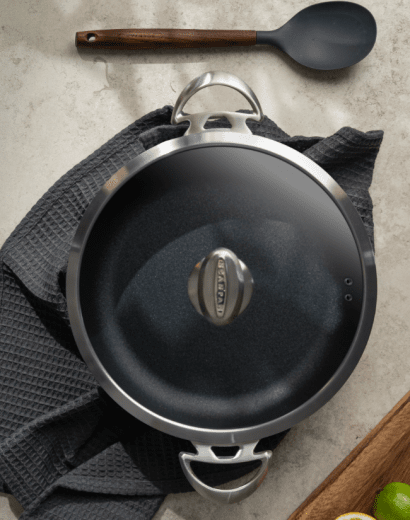 Scanpan CS+ Serveringspanna 28 cm med två öron och lock